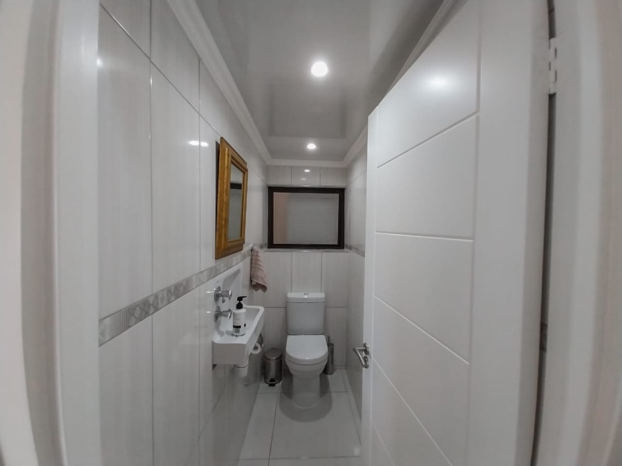 5 Bedroom Property for Sale in Meerhof North West